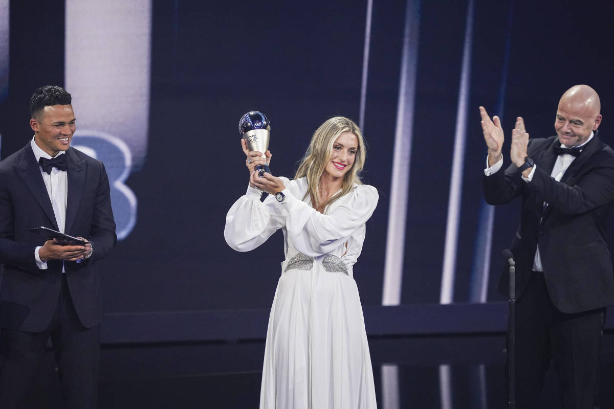 Alexia Putellas recibiendo el premio The Best 2023 de la FIFA